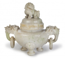 1129.  Incensario de jade blanco tallado, rematado por una quimera y animales con argollas a los lados.China, S. XX.