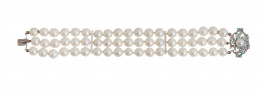 157.  Brazalete de tres hilos de perlas japonesas con cierre de turquesas y brillantes