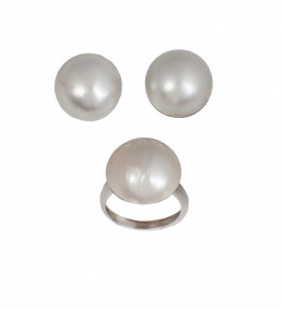149.  Conjunto de pendientes y sortija de perla mabe 
