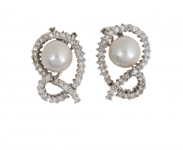 151.  Pendientes con perla rodeada por marcos de brillantes de líneas entrelazadas