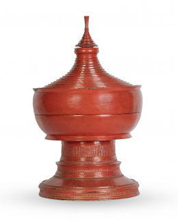 825.  Recipiente en forma de pagoda de madera lacada de rojo para guardar comida.Tíbet, S. XIX.