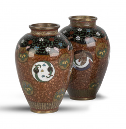 1141.  Pareja de jarritos de metal y esmalte cloissoné. Japón, S. XIX.