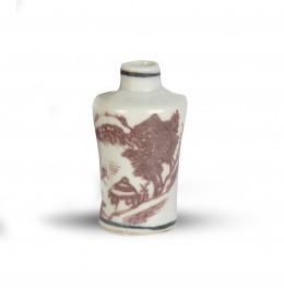 1139.  Jarrito de porcelana blanca con un paisaje en tonos marrones.China, época Guangxu (1875-1908).