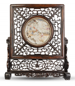 682.  Pantalla de sobremesa con plato de porcelana de la familia rosa en el centro y madera tallada.China, dinastía Quing, S. XIX.