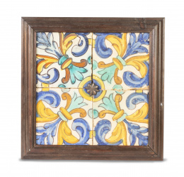 512.  Cuatro azulejos de cerámica esmaltada en amarillo, azul y ocre.Manises, ff. del S. XVIII.