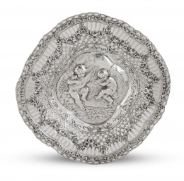 603.  Bandeja de plata con decoración de dos ángeles músicos y alero calado con guirnaldas.Francia o Alemania, S. XIX.