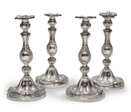 489.  Conjunto de cuatro candeleros de plata estilo rococó. Con marcas.José Casas, b y R, Barcelona, S. XIX - XX.