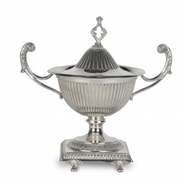 659.  Azucarero de plata de ley 925 en forma de copa, siguiendo modelos Carlos III. España, S. XX.