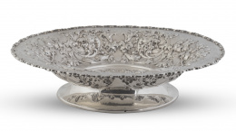 664.  Gran centro de plata de estilo barroco de ley 925 con cabezas de leones y hojas.S. XX. 