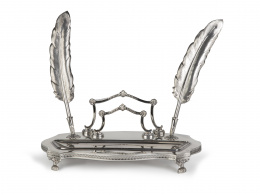 657.  Escribanía de plata con dos plumas. Con marcas.Pedro Durán, S. XX.