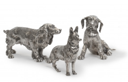 600.  Conjunto de tres perros de plata. Con marcas.Mediados del S. XX.