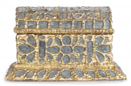 690.  Caja de "luces" de madera dorada y espejos. México, Nueva España, ff. del S. XVI - pp. del S. XVII.