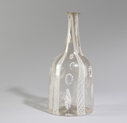 1274.  Botella de vidrio trasparente con decoración de "latticinio" o hilos embebidos. Cataluña, S. XVIII. 