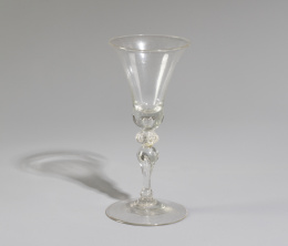 1283.  Copa de vidrio transparente. Inglaterra, h. 1740 - 1750.