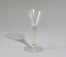 1282.  Copa de vidrio transparente. Inglaterra, h. 1740 - 1750.