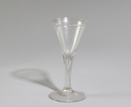 1284.  Copa de vidrio transparente. Inglaterra, h. 1740 - 1750.