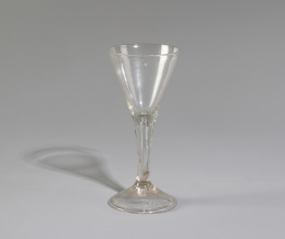 1285.  Copa de vidrio transparente. Inglaterra, h. 1740 - 1750.