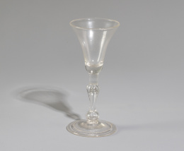 1281.  Copa de vidrio transparente. Inglaterra, h. 1740 - 1750.