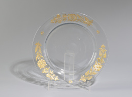 1277.  Plato de vidrio incoloro, dorado y grabado con ramos florales.La Granja, período barroco, (1727-1787).
