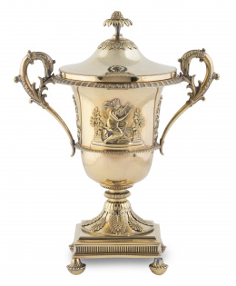 814.  Copa con tapa  y dos asas de plata vermeille, con decoración de estilo imperio. Marcas de localidad y de garantía, ley 950.París (1819-38).
