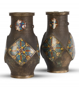 1030.  Pareja de jarrones de bronce y esmalte cloisonné aplicado de forma geométrica.China, ff. del S. XIX.
