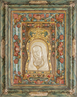 613.  Placa de cerámica esmaltada con la Virgen de la Cueva y marco de madera policromada.Trabajo levantino, S. XVIII.