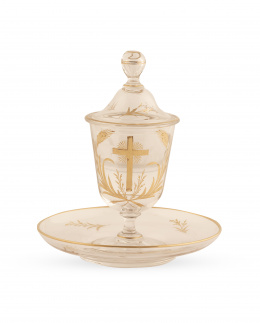 433.  Copa con tapa sobre plato de cristal dorado con cruz y espigas.La Granja, S. XIX.
