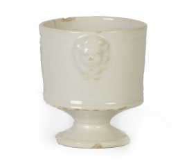 1065.  Recipiente en cerámica blanca.Alcora, S. XIX.