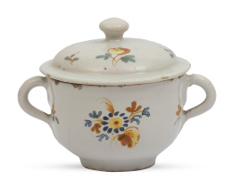 1185.  Taza de cerámica esmaltada con tapa y dos asas de la serie del "cacharrero" y del "ramito".Alcora, h. 1767 - 1825.