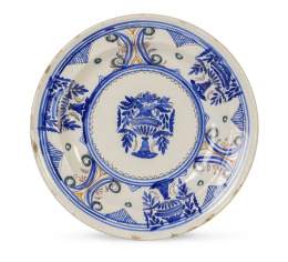 519.  Plato de cerámica esmaltada en azul con una copa en el asiento y en el alero.Onda, S. XIX.