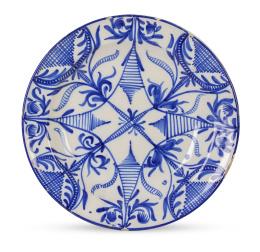 520.  Plato de cerámica esmaltada en azul y blanco con decoración vegetal esquematizada, reverso con las iniciales V.C.A.Manises, S. XIX.