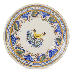 516.  Plato de cerámica esmaltada con un pajarito, con iniciales en el reverso J.V.Manises, S. XIX.