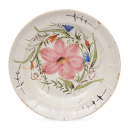 514.  Plato acuencado de cerámica esmaltada con flor en rosa en el asiento.Levante, S. XIX.