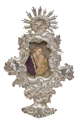 681.  Pila de plata barroca repujada con un bordado en el centro con San José y el Niño. Mallorca, S. XVIII. 