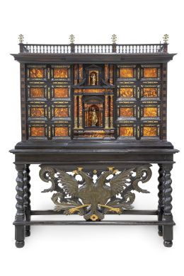 640.  Papelera de frente arquitectónico en madera de palisandro, ébano, concha de tortuga, madera ebonizada y bronces aplicados y dorados, en su mesa original con águila bicéfala.Trabajo mallorquín, S. XVII.