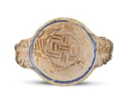 1152.  Escudilla de orejas de cerámica esmaltada de reflejo metálico y azul de cobalto.Manises, S. XV.
