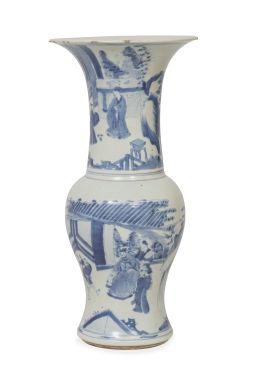 1170.  Jarrón yenyen de porcelana esmaltada en azul y blanco, con 