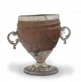 1297.  Jícara para chocolate de nuez de coco (coco chocolatero), engastado en plata.Real Audiencia de Caracas, S. XVIII.