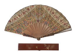 1197.  Abanico con varillaje de madera y padrones de símil carey con país de tela con flores pintadas.Trabajo japonés, S. XIX.