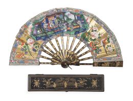 1181.  Abanico "mil caras" con varillaje y padrones de madera lacada y dorada y país de papel pintado y dorado con escena palaciega. China para la exportación, mediados del S. XIX.