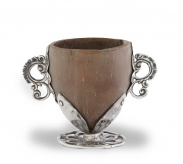 1307.  Jícara para chocolate de nuez de coco (coco chocolatero), engastado en plata.Real Audiencia de Caracas, S. XVIII.