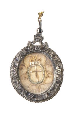 537.  Relicario de la Vera Cruz con marco de plata, rematado a cordoncillo, reverso grabado con "M", bajo corona.España, S. XVIII.