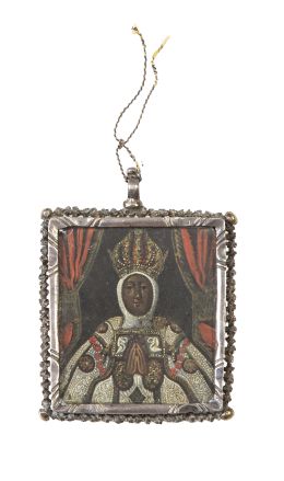 536.  Relicario con dos vitrales; en uno la Virgen del Sagrario de Toledo y por el otro un grabado de un santo (época posterior), marco de hierro, rematado por cordoncillo.España, S. XVII.