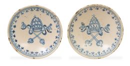 537.  Pareja de cuencos de cerámica esmaltada en azul y blanco con el escudo papal, de la serie de la puntilla berain de influencia Alcoreña.Talavera, finales del S. XVIII.