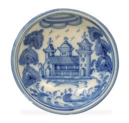 1055.  Plato de cerámica esmaltada en azul de cobalto y blanco, con un castillo y árboles de pisos.Talavera, finales del S. XVIII.