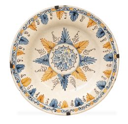 961.  Plato de cerámica esmaltada de la serie de la encomienda, esmaltado en azul, ocre y negro.Talavera, S. XVII.