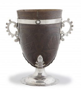 1309.  Coco chocolatero engastado en plata, decorado con el símbolo vaticano.Méjico, S. XVIII.