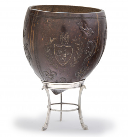1298.  Coco chocolatero neoclásico tallado, con un escudo de león rampante, bajo las iniciales "BK".Trabajo colonial, S. XIX.