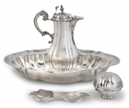 1295.  Jarro, palangana, pieza de bacía y jabonera de plata fundida, moldeada y cincelada. Con marca fiscal.Antonio Forcada, Méjico, ff. del S. XVIII -  pp. del S. XIX