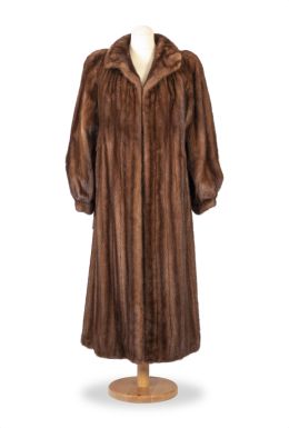 500.  Abrigo largo de piel de visón marrón tabaco en diferentes tonos